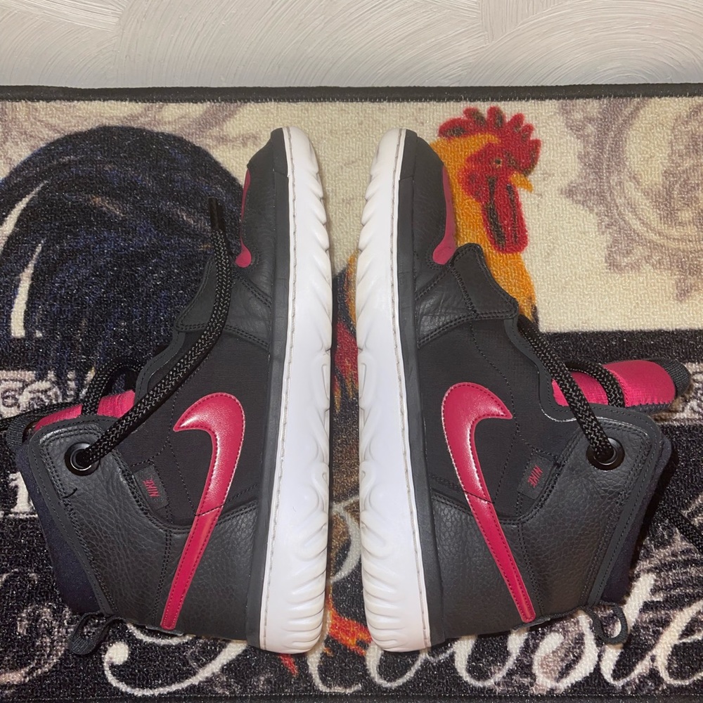 Jordan 1 High React
Black Noble Red